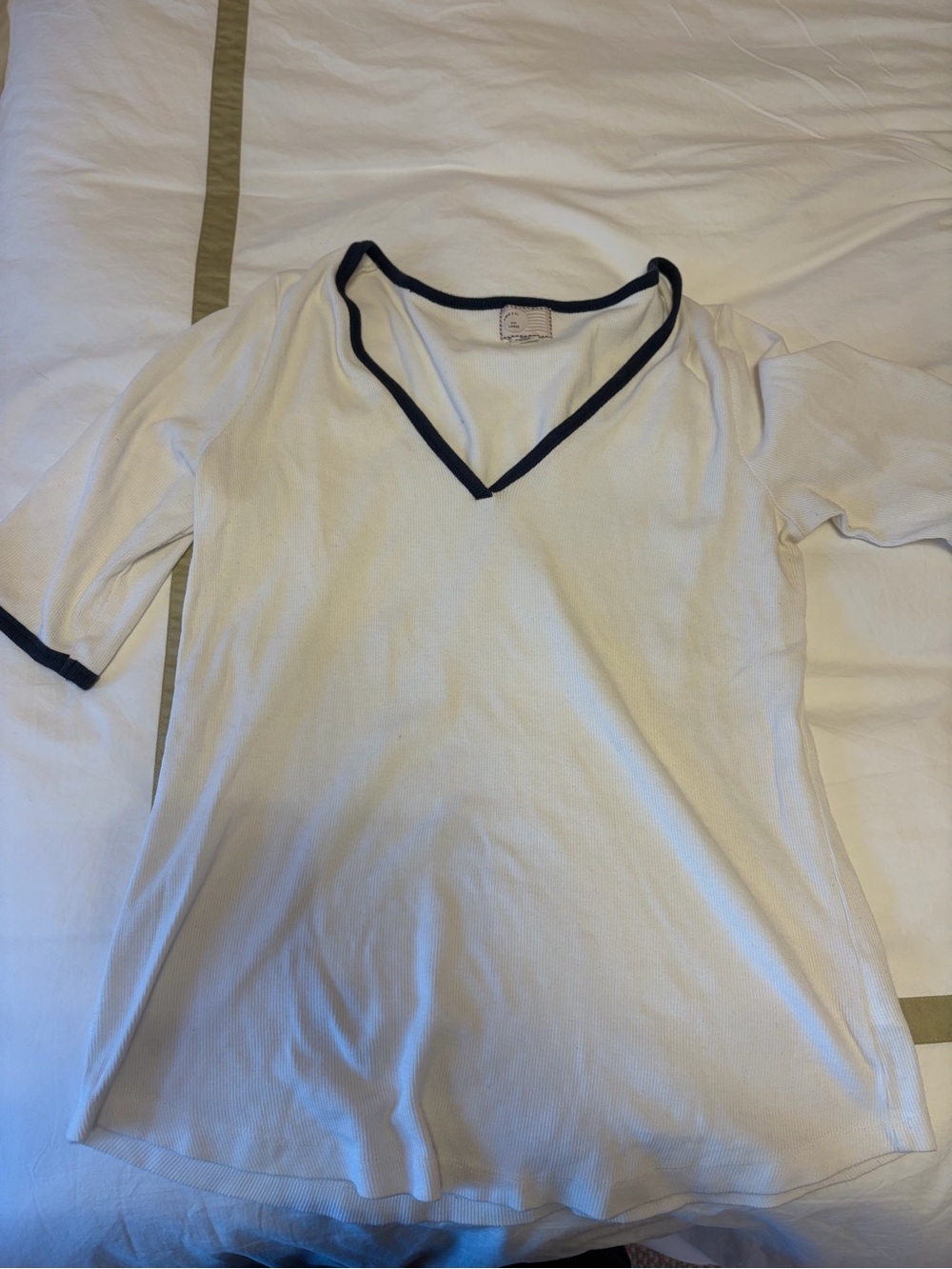 ANTHROPOLOGIE Ribbed White Tshirt vneck w trim, amazing worn quality, size large
